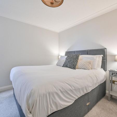Top Floor Sandbanks Apartment With Free Parking Just Minutes From The Beach And Bars Canford Cliffs Buitenkant foto