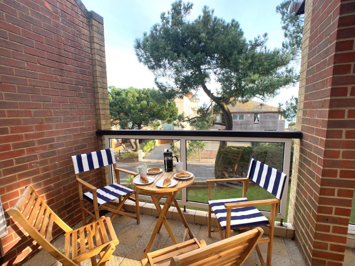 Top Floor Sandbanks Apartment With Free Parking Just Minutes From The Beach And Bars Canford Cliffs Buitenkant foto