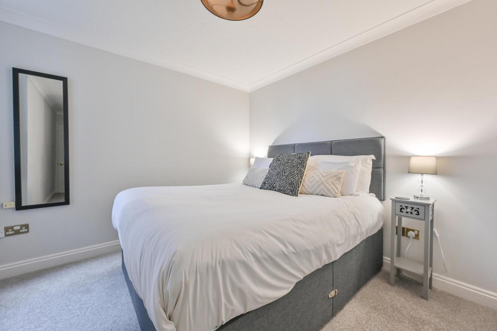 Top Floor Sandbanks Apartment With Free Parking Just Minutes From The Beach And Bars Canford Cliffs Buitenkant foto