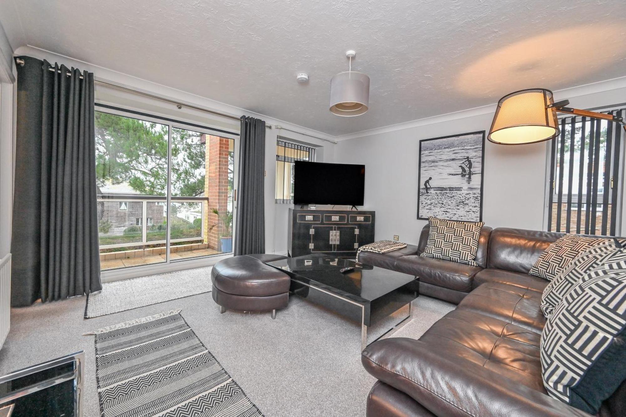 Top Floor Sandbanks Apartment With Free Parking Just Minutes From The Beach And Bars Canford Cliffs Buitenkant foto