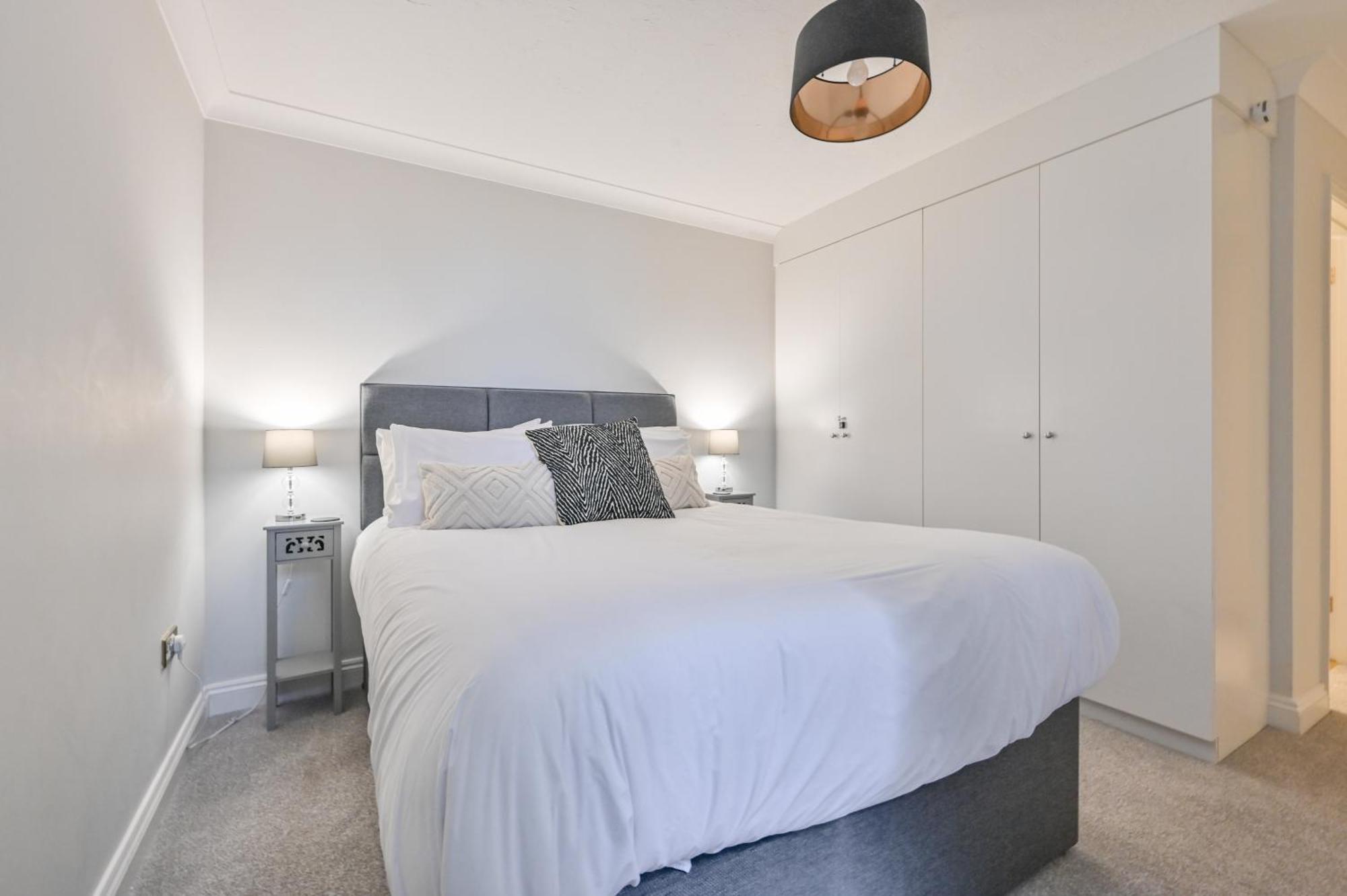 Top Floor Sandbanks Apartment With Free Parking Just Minutes From The Beach And Bars Canford Cliffs Buitenkant foto