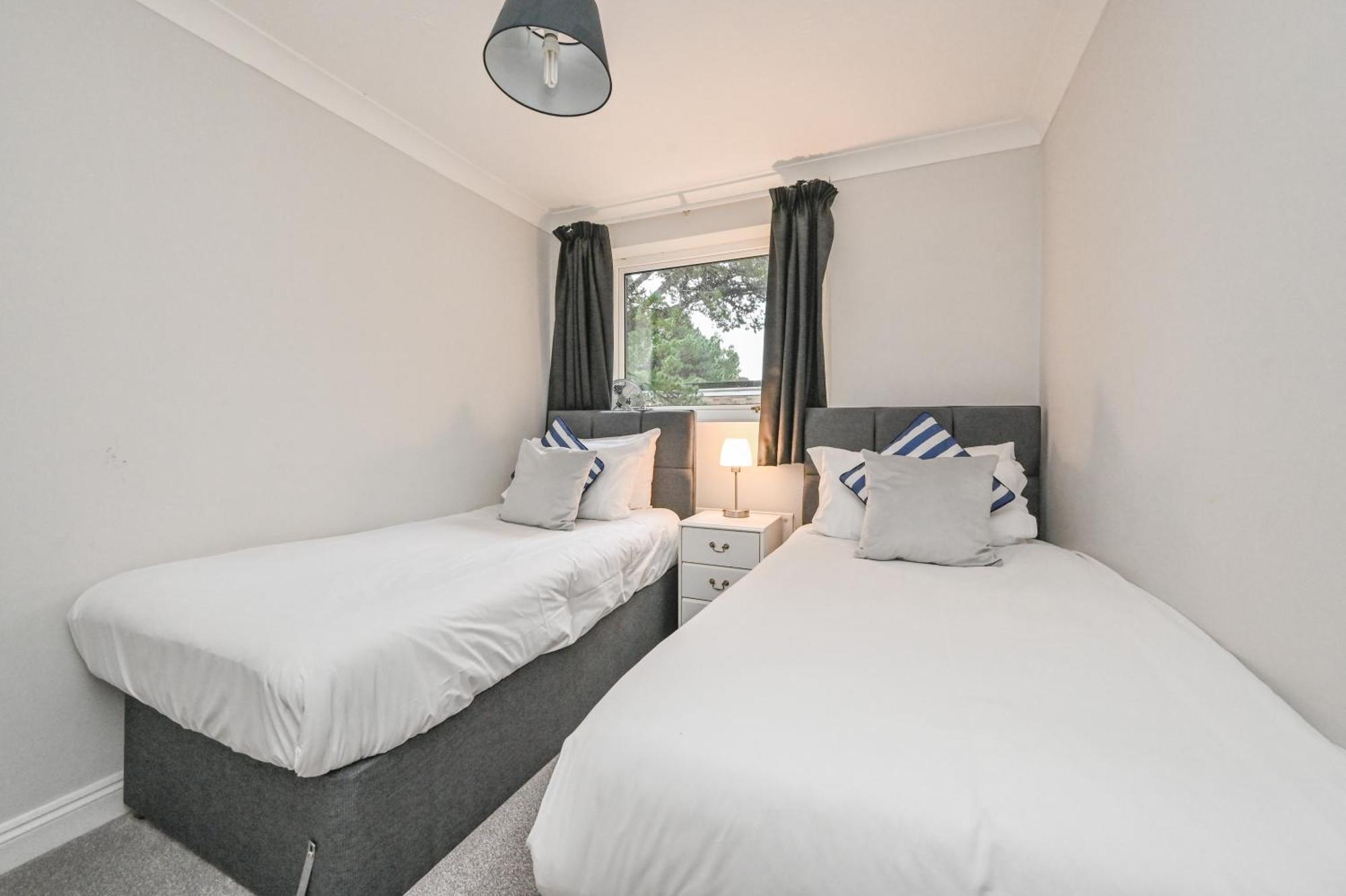 Top Floor Sandbanks Apartment With Free Parking Just Minutes From The Beach And Bars Canford Cliffs Buitenkant foto