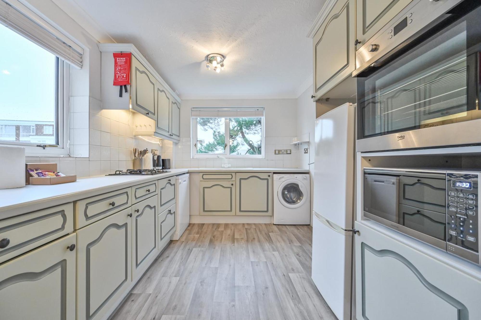 Top Floor Sandbanks Apartment With Free Parking Just Minutes From The Beach And Bars Canford Cliffs Buitenkant foto