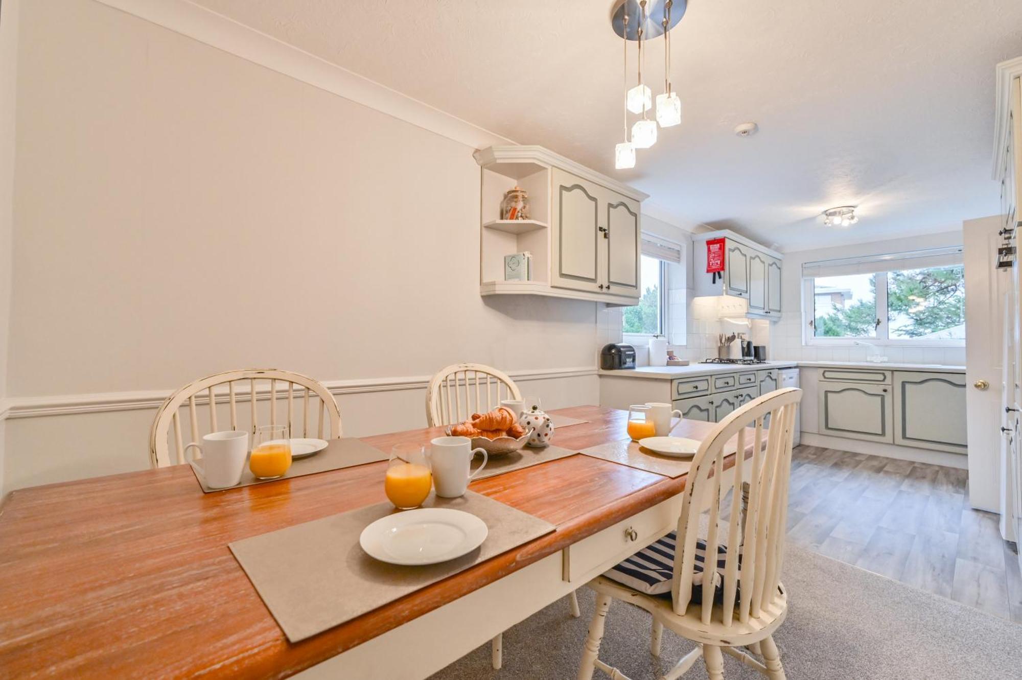Top Floor Sandbanks Apartment With Free Parking Just Minutes From The Beach And Bars Canford Cliffs Buitenkant foto
